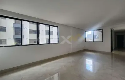 Apartamento à venda no centro, 3 quartos sendo todos suítes com sacadas.