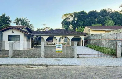 Casa no atiradores com 3 quartos para locação, 217 m²