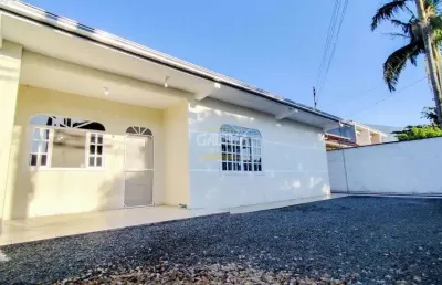 Casa com 3 quartos para alugar no Iririú, Joinville 