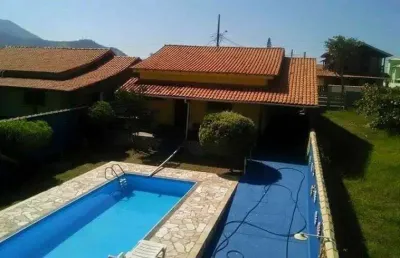 Ótima casa em ponta negra na rua 143 a 50 metros da praia.