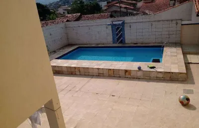 Ótima casa de 6 quartos sendo 3 suítes , piscina, quintal