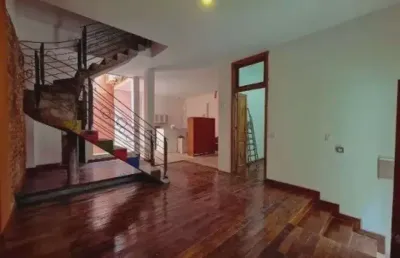 Excelente casa de vila no ingá com saída para duas ruas.