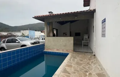 Casa em condomínio fechado, 2 quartos, 2 banheiros, piscina na martim de sá em caraguatatuba-sp