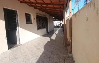 Ótima casa lado praia com 2 quartos, 2 banheiros em caraguatatuba-sp