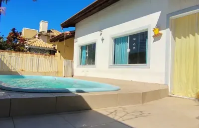 Linda casa com  3 quartos, 3 banheiros e piscina e churrasqueira!