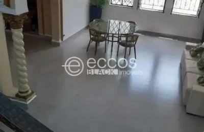 Casa à venda, 5 quartos, 2 suítes, 5 vagas, centro - uberlândia/mg