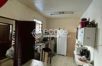 Casa à venda, 4 quartos, 2 vagas, centro - araguari/mg