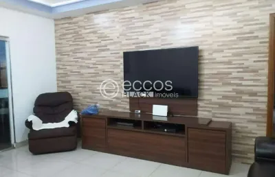 Casa à venda, 4 quartos, 2 suítes, 2 vagas, santa mônica - uberlândia/mg