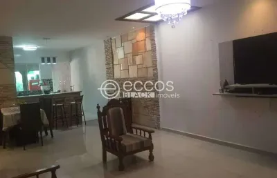 Casa à venda, 3 quartos, 1 suíte, 2 vagas, são jorge - uberlândia/mg