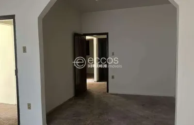 Casa com 3 quartos para alugar na Rua Marciano Santos, --, Centro, Araguari