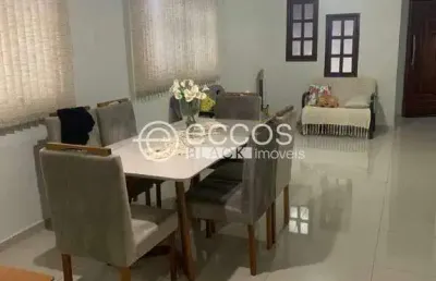 Casa à venda, 3 quartos, 1 suíte, 2 vagas, jóquei clube - araguari/mg