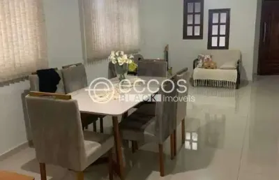 Casa à venda, 3 quartos, 1 suíte, 2 vagas, jóquei clube - araguari/mg