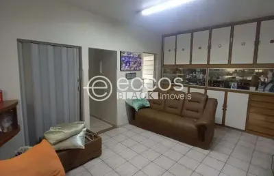 Casa à venda de 241,60m², 4 quartos, fundinho - uberlândia/mg - ideal para clínica/comércio.