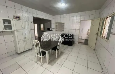 Casa à venda, 3 quartos, 4 vagas, laranjeiras - uberlândia/mg