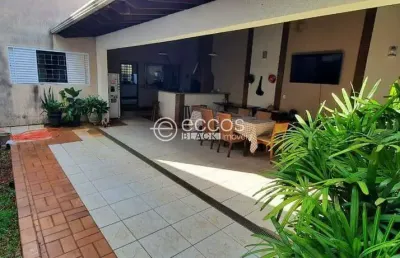 Casa para aluguel, 5 quartos, 1 vaga, centro - araguari/mg