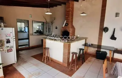 Casa à venda, 6 quartos, 1 suíte, 1 vaga, centro - araguari/mg