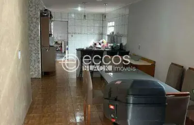 Casa à venda, 2 quartos, 2 vagas, carajás - uberlândia/mg