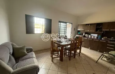 Casa à venda, 3 quartos, 1 suíte, 2 vagas, laranjeiras - uberlândia/mg