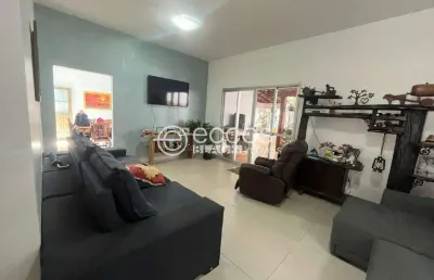 Casa à venda, 3 quartos, 2 suítes, 3 vagas, santa mônica - uberlândia/mg