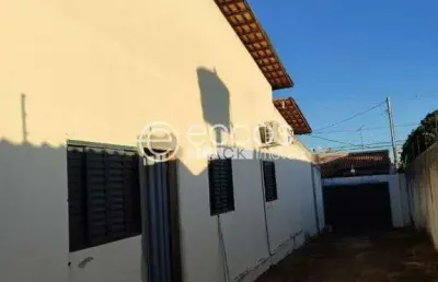 Casa à venda, 3 quartos, 1 suíte, 2 vagas, industrial - araguari/mg