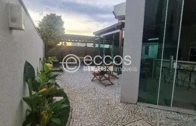 Casa em condomínio à venda, 5 quartos, 4 suítes, 2 vagas, aclimação - uberlândia/mg