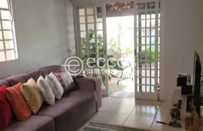 Casa à venda, 2 quartos, 3 vagas, granada - uberlândia/mg