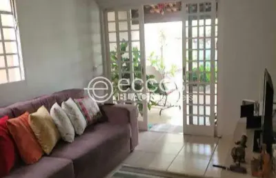 Casa à venda, 2 quartos, 3 vagas, granada - uberlândia/mg