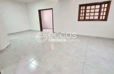 Casa para aluguel, 3 quartos, 1 suíte, 2 vagas, jardim regina - araguari/mg