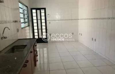 Casa para aluguel, 3 quartos, 1 suíte, 2 vagas, universitário - uberaba/mg