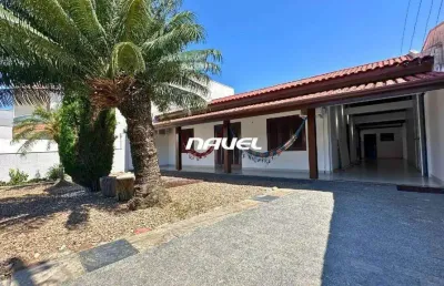 Casa térrea reformada no centro de navegantes – quadra mar.