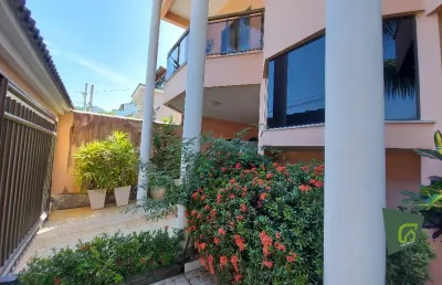 Casa contemporânea exclusiva em condomínio fechado, 4 quartos, 2 suítes, dependência, área gourmet, piscina, 2 vgas – lazer, conforto e privacidade!