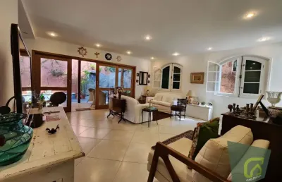 Casa linear estilo italiano em condomínio fechado, 3 suítes, adega, área gourmet – um jardim encantador e conforto total!