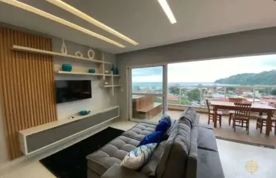 Cobertura luxuosa com vista para o mar decorada com requinte