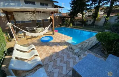 Casa de alto padrão com 4 dormitórios à 120m² da praia grande.