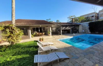 Casa mais suítes privadas e terreno a 250m da praia da enseada à venda
