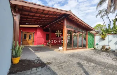 Casa aconchegante com 3 dormitórios e piscina no centro de ubatuba à venda!