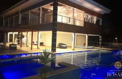 Casa de altissimo padrão com 7 suítes dentro de condominio.