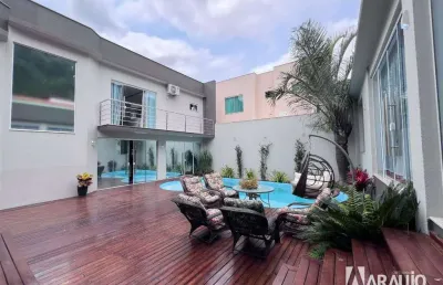 Casa com piscina e 3 suítes + 1 dormitório no bairro ressacada