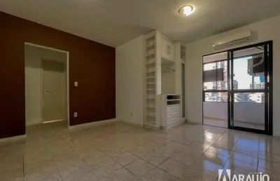 Apartamento semimobiliado com 1 suíte e 1 dormitório no centro de itajaí