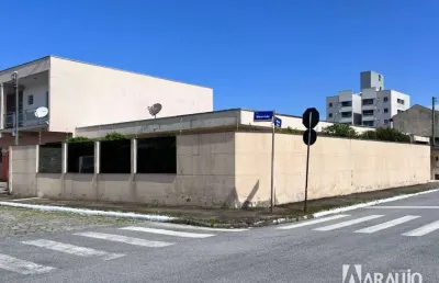 Casa com 1 suíte e 2 dormitórios no bairro cordeiros em itajaí