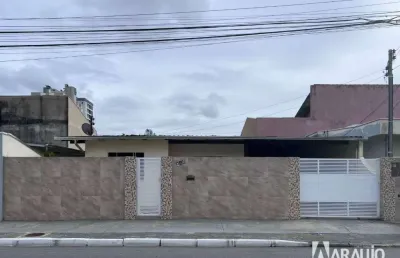 Casa com 1 suíte e 3 dormitórios no bairro são joão em itajaí