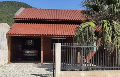 Casa em localização privilegiada com 1 suíte e 1 dormitório no bairro fazenda em itajaí