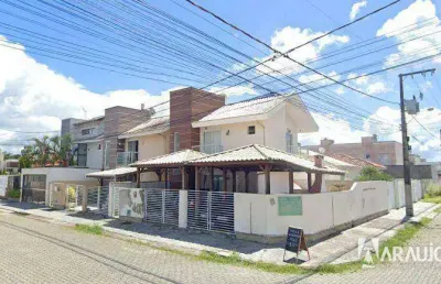 Sobrado com 1 suíte e 1 dormitório no bairro areias em tijucas