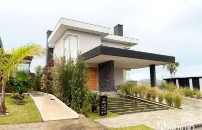 Casa em condomínio fechado com 1 suíte e 2 demi suítes em camboriú