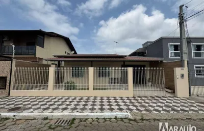 Casa com 2 suítes e  2 dormitórios no bairro cordeiros em itajaí