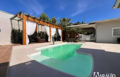 Casa mobiliada com piscina e 1 suíte + 2  demi-suítes no bairro itaipava em itajaí