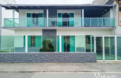 Casa semimobiliada com 2 dormitórios e 1 suíte com banheira no cordeiros em itajaí