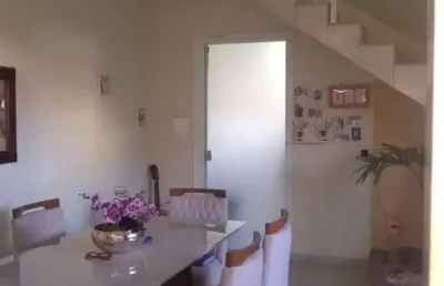 Casa geminada com 03 quartos, próximo a supermercado dia