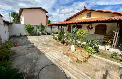 Casa de 03 quartos com area de lazer proxima ao centro