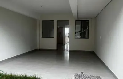 Casa com excelente acabamento sendo 03 quartos arejados com vista para a cidade e a poucos metros da praça milton campos.
